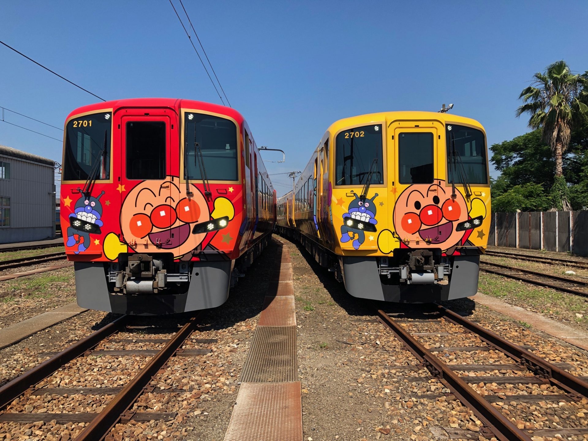 2700系気動車をベースにした 土讃線あかいアンパンマン列車 と 土讃線きいろいアンパンマン列車 ネコ パブリッシング